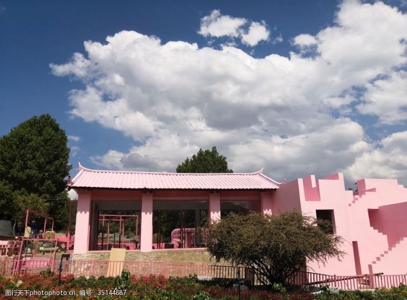 粉色房子蓝天