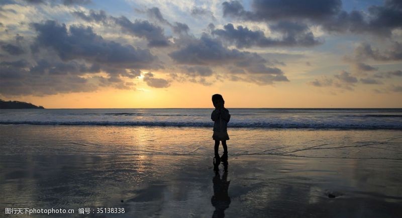 孩子的沙滩夕阳西落的身影