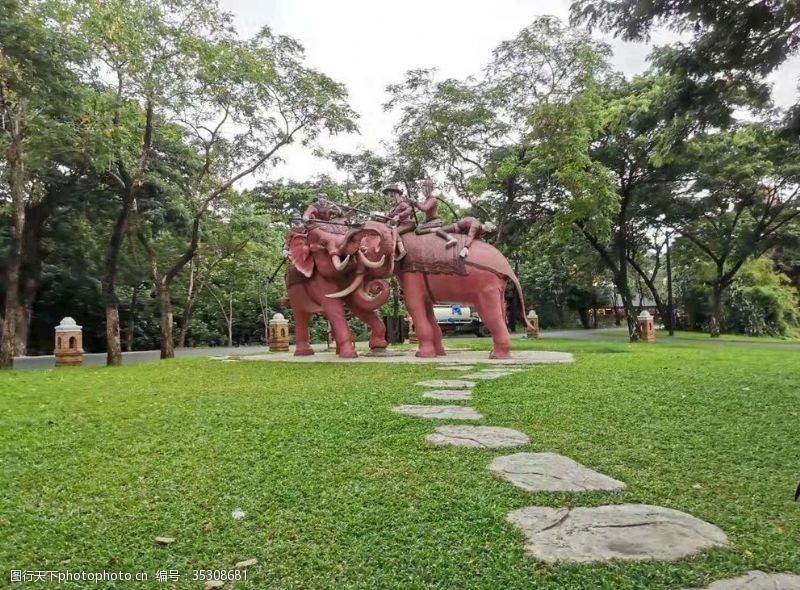 枝繁叶茂大象雕塑