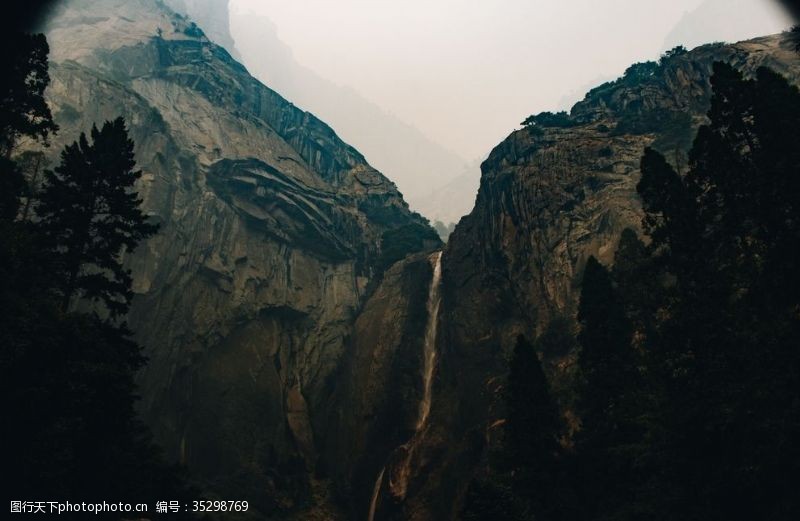 石头与小草山林与溪流