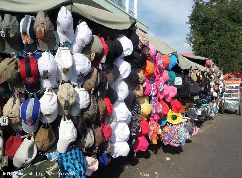 柬埔寨在街头服装市场展出的帽子