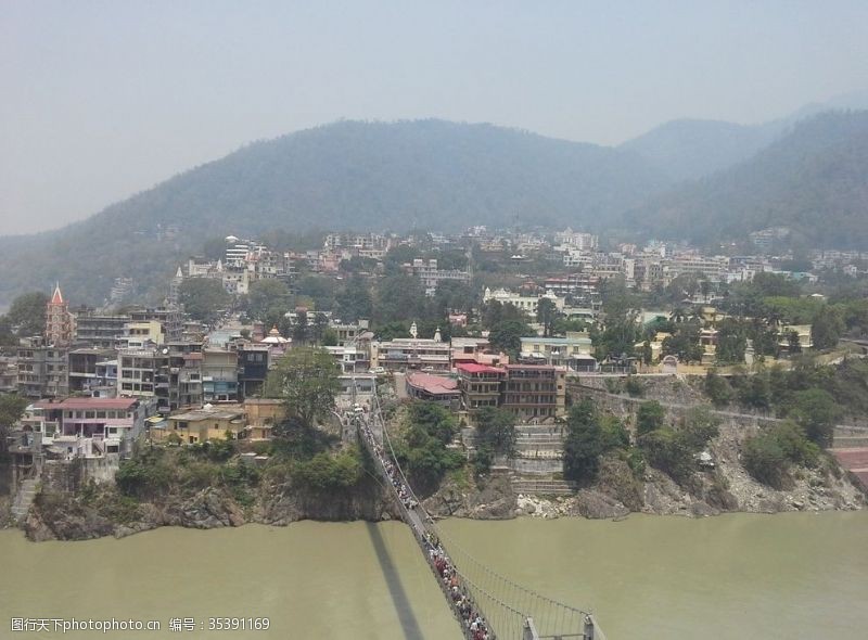 山中的桥喜马拉雅山谷的一个小镇