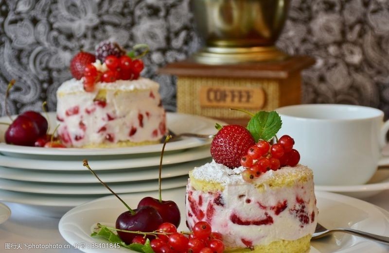 樱桃果茶草莓小蛋糕