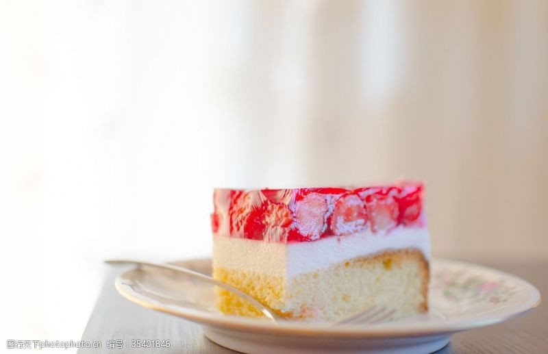 樱桃果茶草莓小蛋糕