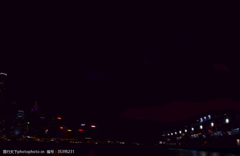 维多利亚港的夜景黑夜中的灯光