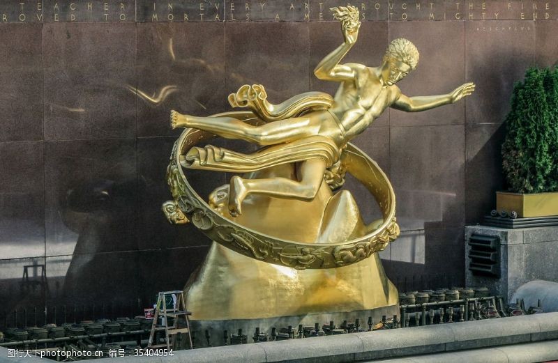 雕塑喷泉洛克菲勒中心的金雕像