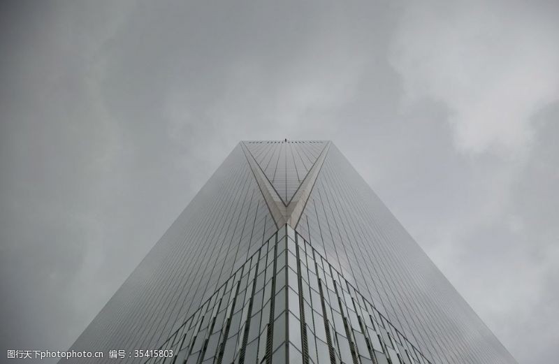 灰色的形状玻璃摩天大楼的角落视图
