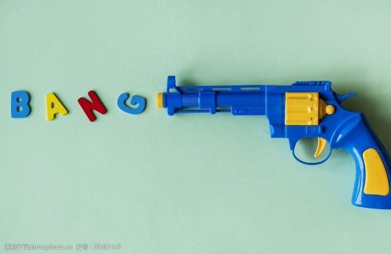 描红本描述文本的平躺被描述为从玩具枪射击