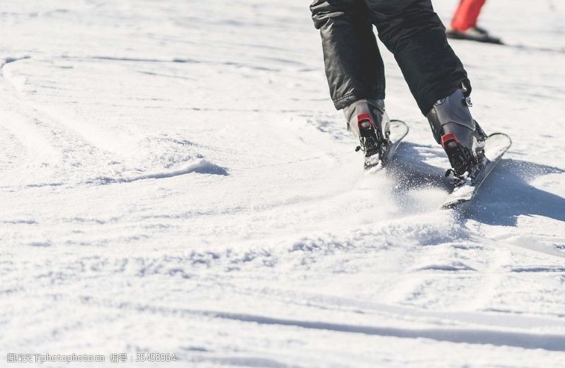 滑雪者滑雪的脚步特写