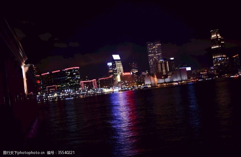 维多利亚港的夜景璀璨的香港