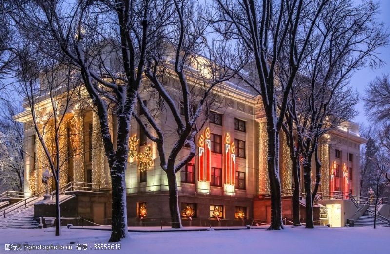 政府大楼法院周围的新鲜雪