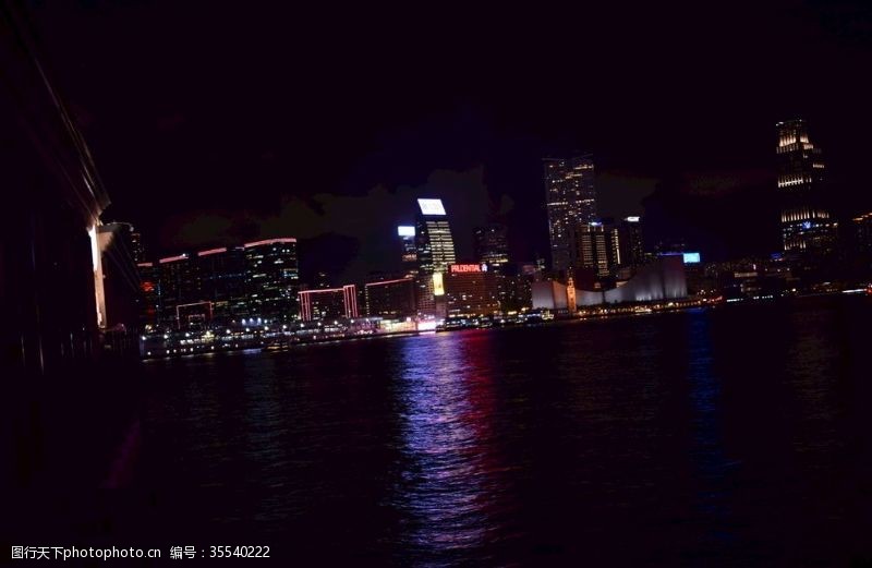维多利亚港的夜景黑夜中的香港