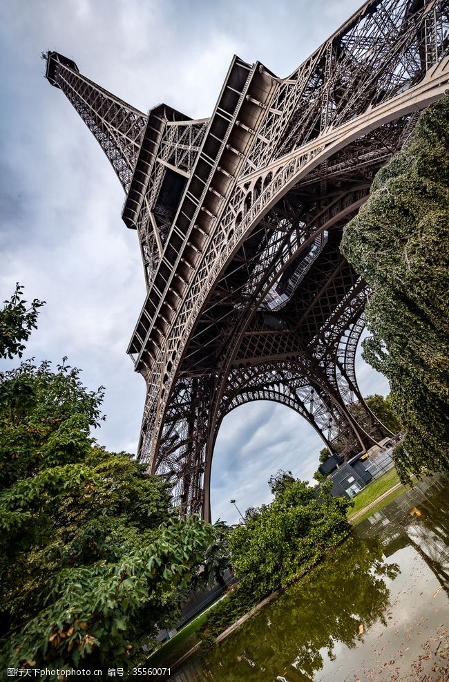 法国著名建筑巴黎铁塔仰拍摄影图