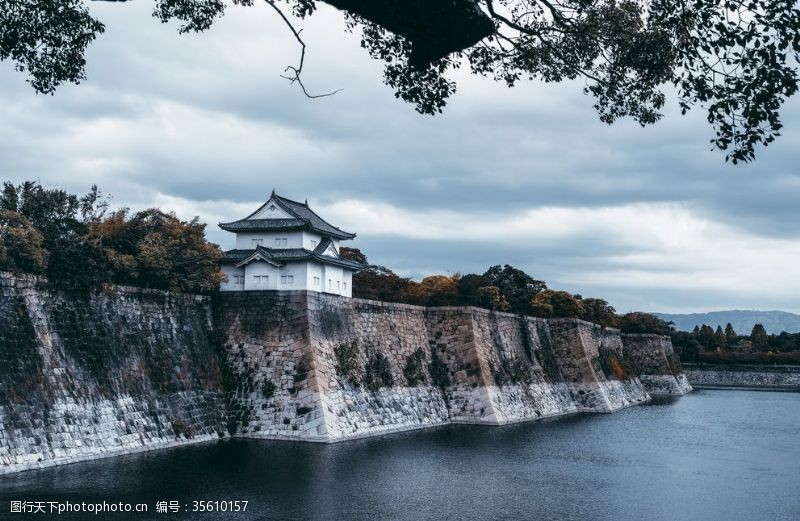 日本历史大阪城城墙角楼和护城河