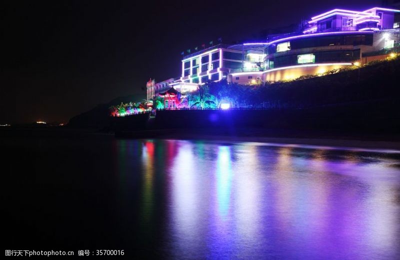 假日海边酒店夜景