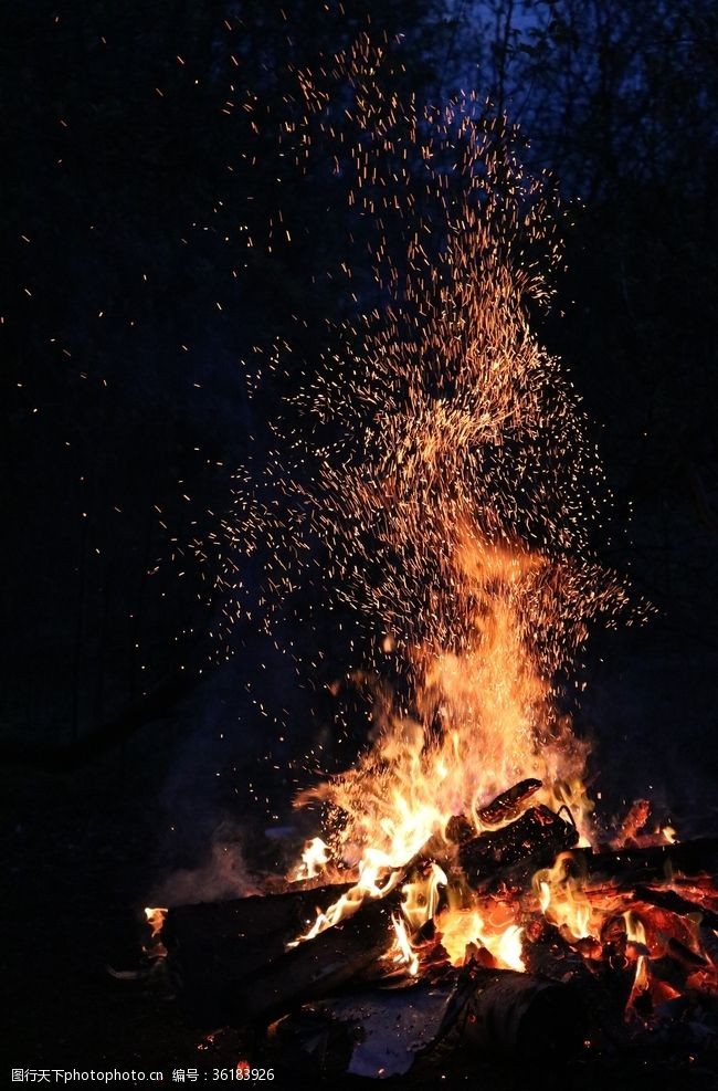 木柴烧火火焰