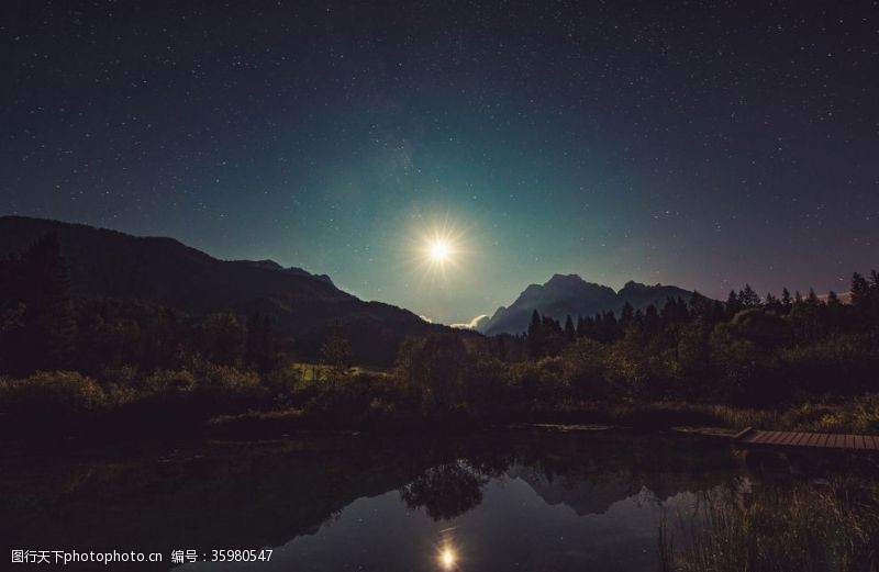 气势磅礴湖景星空