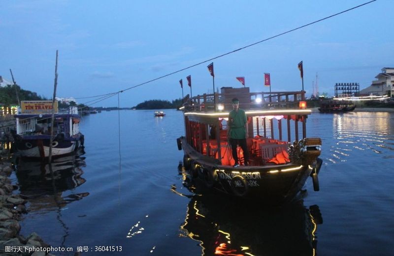 夜游河下黄昏夜晚河边船