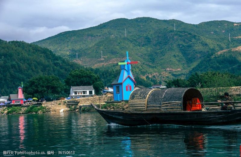 文苑图文河上的船坞