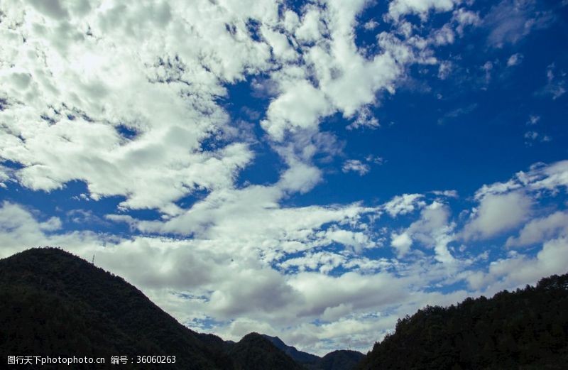 丰晓峰蓝天下的山峰