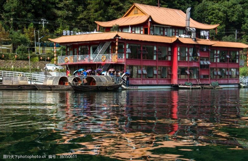 文苑图文河上的游船