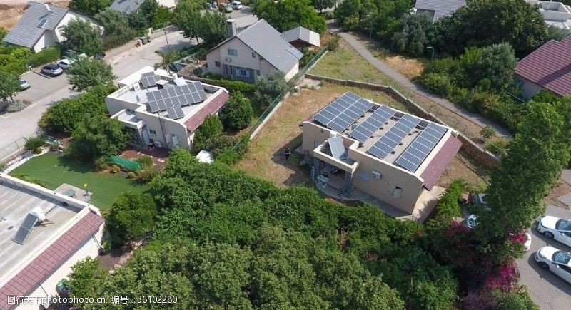 美的太阳能太阳能电池板屋顶上的房子