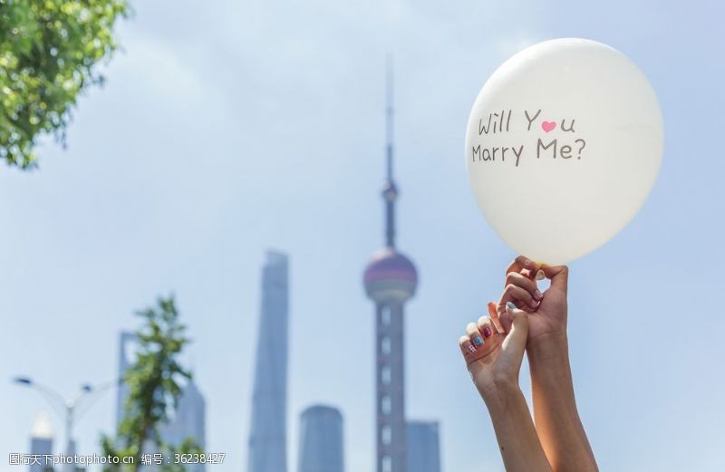高空俯拍上海情侣手举求婚气球素材