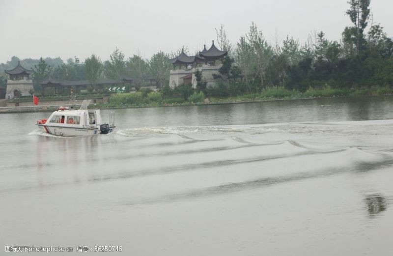 山中的桥湖水