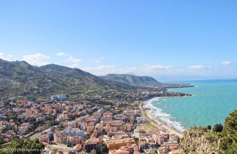 高空俯拍意大利西西里岛切法卢小镇全景