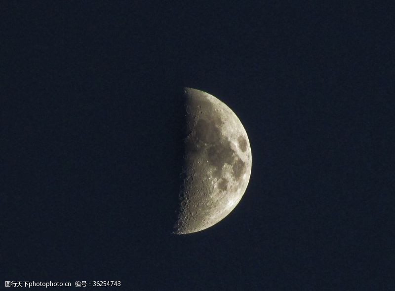 皎月天空中的月亮摄影
