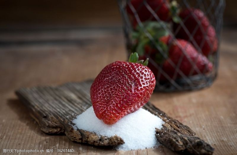 牛奶标签草莓背景