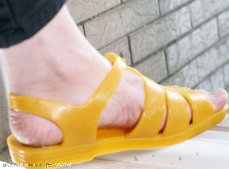 手足科黄色时尚凉鞋