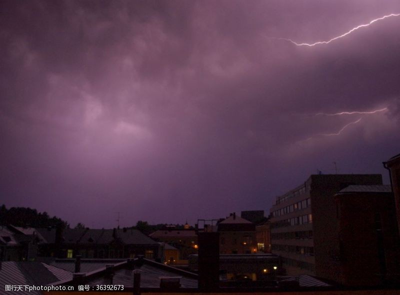 闪闪的雷暴中的城市波尔沃