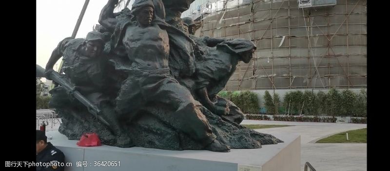 革命烈士铜雕像