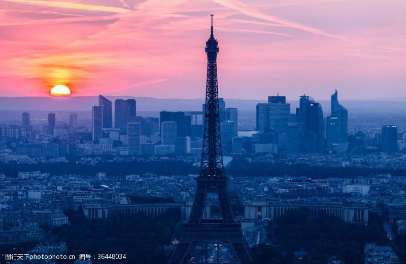 芳菲日落下的巴黎铁塔