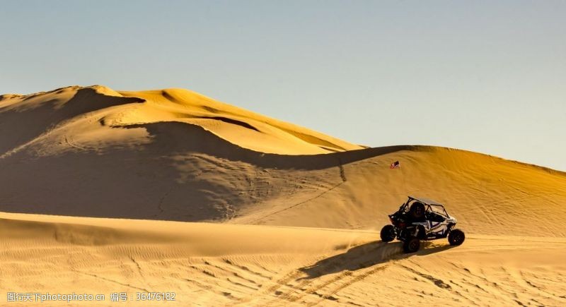 沙漠赛车越野车在沙漠