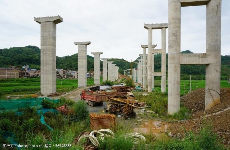 山中的桥建设中的公路高架桥