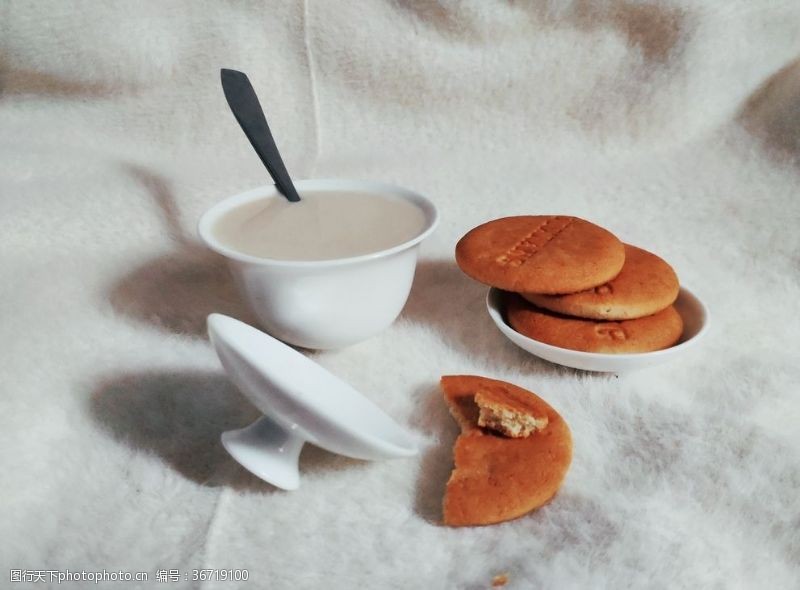 陶瓷器皿奶茶与饼干