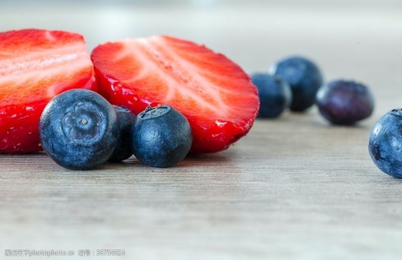小饭桌草莓蓝莓水果
