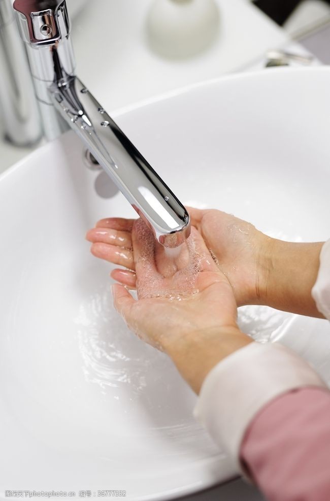 洗脸池洗手