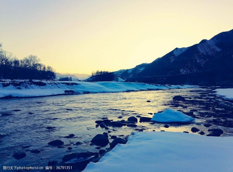 自我提高新疆冬季清晨河流