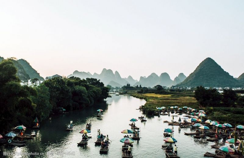 秀丽的山川风景桂林山水中的竹筏