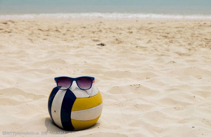 沙滩排球放在排球上的一副墨镜摄影