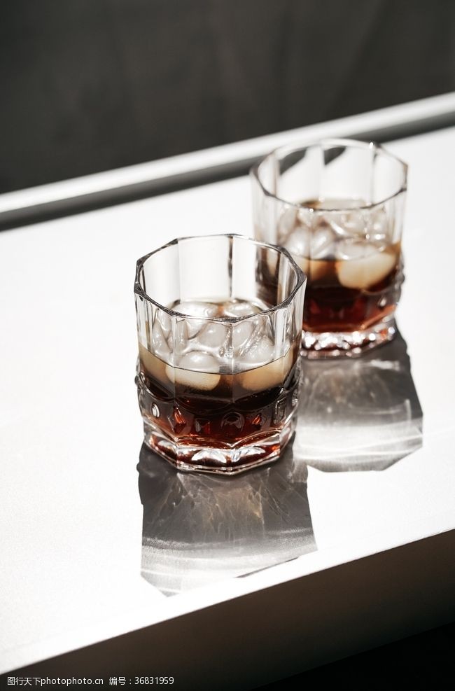 冰块棕色饮品与玻璃杯