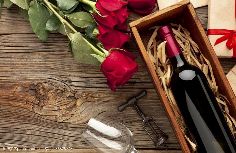 花瓶酒盒红玫瑰与木盒里的红酒