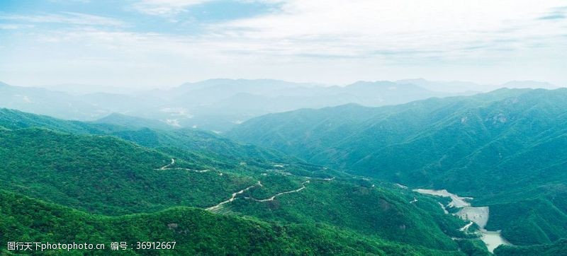 大山之中河流和山路