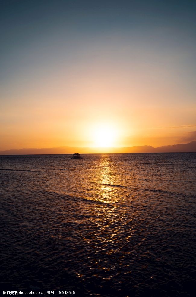 大海黄昏日落美景夕阳下的海洋美景