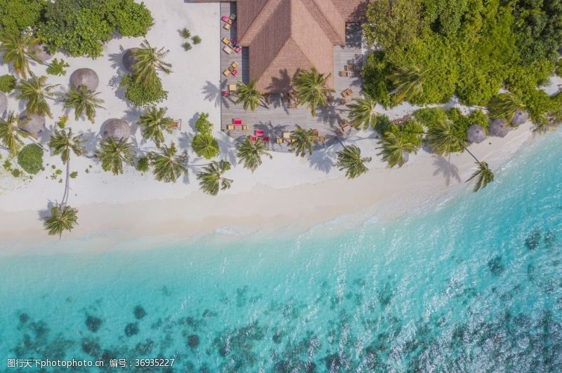 马尔代夫旅游海洋与岛屿的交汇处