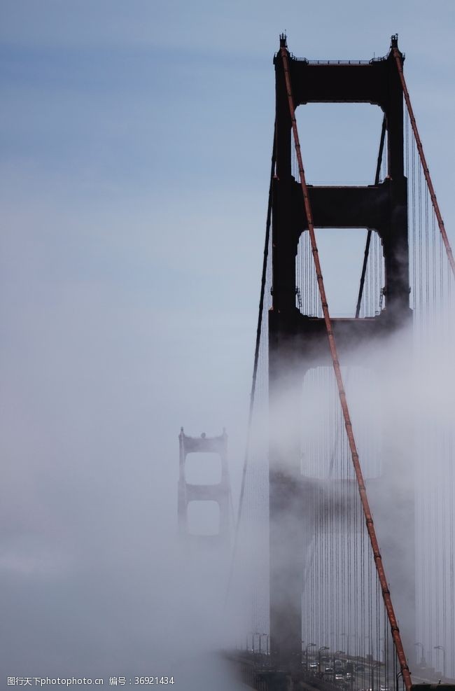 山中的桥云雾中的金门大桥