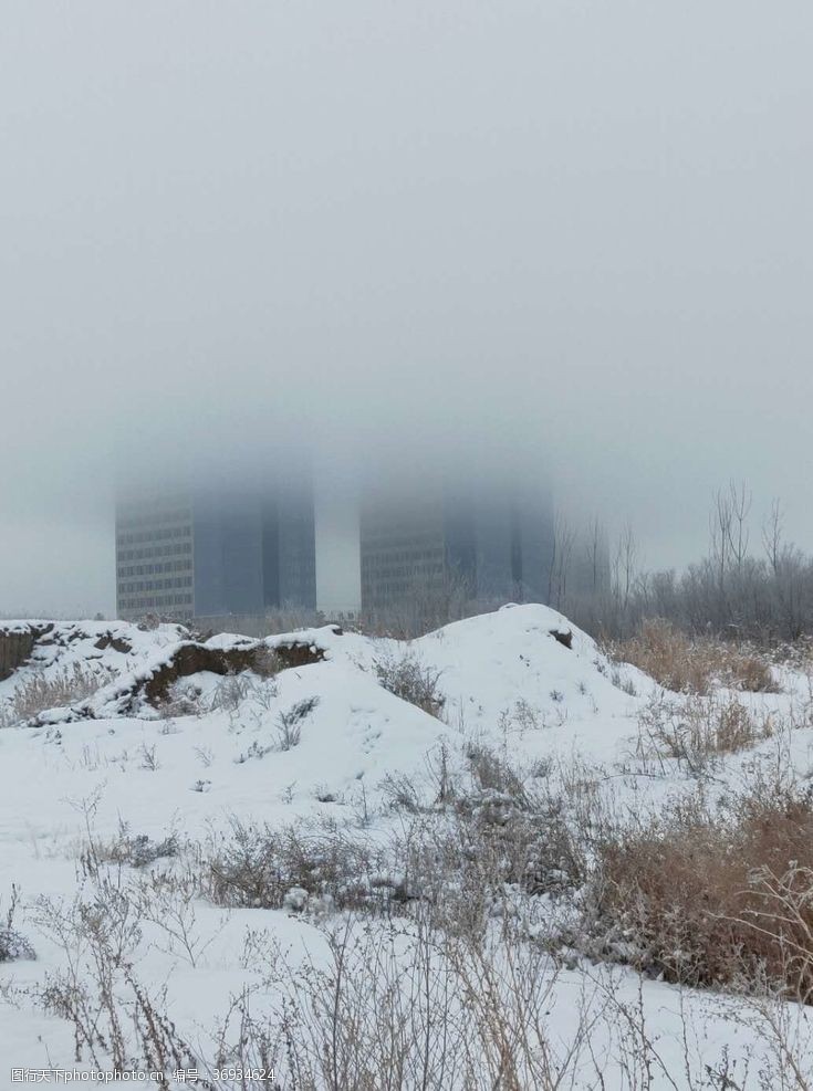 冬天的城市雾中的大楼